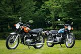 画像: 1998年に発表されたW650をベースにボアを5㎜拡大、773㏄として2010年にデビューを果たしたのがW800。W650の生産中止から2年を経て登場したW800は欧州でも高い人気を博した。現行モデルとしては世界にも類を見ない、ベベルギア駆動のバーチカルツインユニットは同時にFI化も施され、増強された中低域のトルクとあいまって、力強いダッシュと一層の扱いやすさを手に入れている。写真は1971年・W1SAとの1枚。