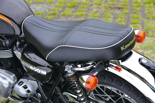 画像: シートは白いパイピングとオリジナルの座面パターンでクラシカルさを強調した専用品。