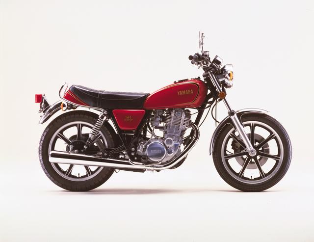 画像: 1979年10月 YAMAHA SR400SP ブリリアンレッド SRがはじめてモデルチェンジをしたのは初期モデル発売の翌年。当時、スポーツモデルに総じて装着されてい たキャストホイールを採用。名称をSR400SPに変更した。今現在はSR乗りから支持されるキャストホイールだが、発売当時は人気が出ず、結果的に中古市場でも希少車となった。