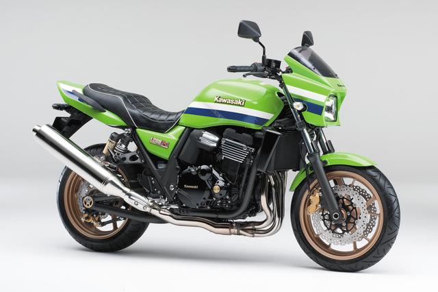 画像: スタンダードモデルからの変更点 ・カラー(ライムグリーン)&グラフィックの変更 ・特別シートの採用(スタンダード比でシート高5mmダウン) ・メーター下にプレートをゴールドに変更 ・メーターリング、ブレーキレバー、クラッチレバー、ラジエターカバーにブラック塗装を採用 ・エンジンヘッドカバーにリンクル塗装を採用 ・サイドカバーに特別エンブレムを採用 ・クラッチカバーロゴ、ホイール、キャリパーにゴールド塗装を採用 ・エキセントリックチェーンアジャスター、フロントフォークトッププラグにゴールドアルマイト加工を採用 ・エンジンのスピンマークにゴールドをあしらっています。 ・フューエルタンク上部に「FINAL EDITION」特別デカールを採用 ・各デカールを添付した上からオーバーコートクリア塗装を施しています。 ・フューエルインジェクションカバーをメッキ加工