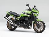 画像: スタンダードモデルからの変更点 ・ オーリンズ社製リヤサスペンションの付属 - 特別仕様としてコンプレッションアジャスターキャップにゴールド色を採用 - 20段階の圧側減衰力調整機構を装備 - 30段階の伸側減衰力調整機構に加え、車高調整機構を装備 - シングルナット式の無段階プリロードアジャスターを装備 - 熱ダレの抑制に効果を発揮するビッグボア、大容量のリザーバタンクを装備 ・ カラー(ライムグリーン)&グラフィックの変更 ・ カラーはZ1000Rに当時使用されていたライムグリーンを復刻し採用 ・ 特別シートの採用(スタンダード比でシート高5mmダウン) ・ メーターパネルにゴールドエンブレムを採用 ・ メーターリング、ブレーキレバー、クラッチレバー、ラジエターカバーにブラック塗装を採用 ・ エンジンヘッドカバーにリンクル塗装を採用 ・ Z1000R2を髣髴とさせる特別仕様エンブレムを採用 ・ エンジンのスピンマーク、クラッチカバーロゴ、ホイール、キャリパーにゴールド塗装を採用 ・ エキセントリックチェーンアジャスター、トップキャップにゴールドアルマイト加工を採用 ・ グラフィックデカールにオーバーコートクリア塗装を採用