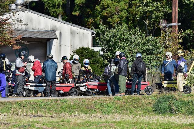 画像: 小休止して脱落者がいないかをチェック、隊列を組み直す。