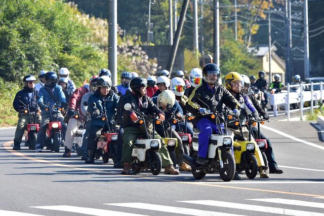 画像: モトコンポ20台以上が信号待ちをするという、おそらく他では見ることの出来ない光景…