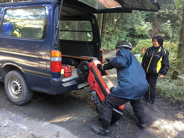 画像: そんな時は、最後尾の回収車のお世話に。小さなモトコンポなのでそのまま持ち上げて積んだりもします。
