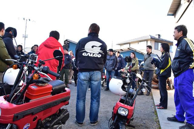 画像: 早朝、各地からモトコンポをはじめさまざまなオートバイに乗った参加者やスタッフ約40人が集合。出発前にはこの日のルート、注意事項などを説明するミーティングもしっかり行われます。