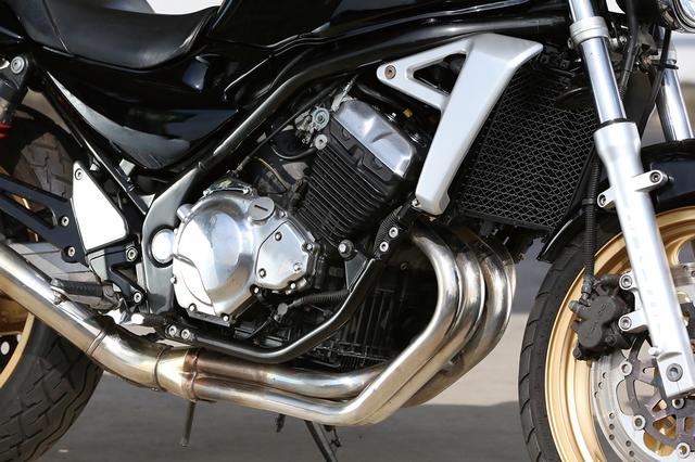 画像: ショートストロークで高回転型のZXR250用水冷直4エンジンがベースだが、外観を空冷風デザインに変更。フライホイールマスの増加、K-TRICの採用などの改良で街中での扱いやすさと高回転での爽快なフィーリングも両立した。