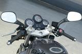 画像: GSX-R250Rと同じデザインの3連メーターとインジケーターランプを1枚のパネルに収めた専用メーター。フロントフォークは、中央に突き出たアジャスターを回転させることでスプリングプリロードが無段階に調整できる。
