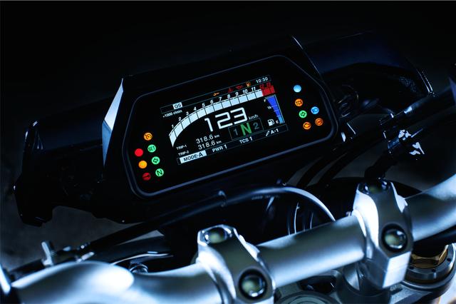 画像: YZF-R1Mの要素をふんだんに取り入れているMT-10 SP。フルカラーの多機能LCDメーターもR1Mと同様のものを装備している。