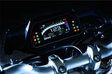 画像: YZF-R1Mの要素をふんだんに取り入れているMT-10 SP。フルカラーの多機能LCDメーターもR1Mと同様のものを装備している。