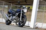 画像: 独自の鋼管トラスフレーム採用の250ネイキッド