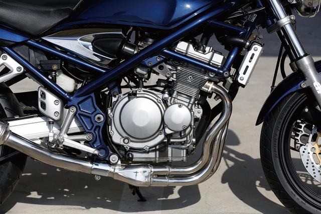 画像: GSX-R250用水冷エンジンがベースだが、ネイキッドに搭載されることを意識しシリンダーにはフィンが追加されている。写真のスタンダード仕様も、可変バルタイ機構付きの250Vも、当時の自主規制により最高出力自体は同じ。