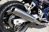 画像: 初代モデルではスイングアームはスチール製だったが、2代目ではアルミ化されて軽量化された。メッキ仕上げのサイレンサーなど各部の仕上げはレプリカとは異なる、洗練されたスタイルに合わせ落ち着いたイメージとされている。