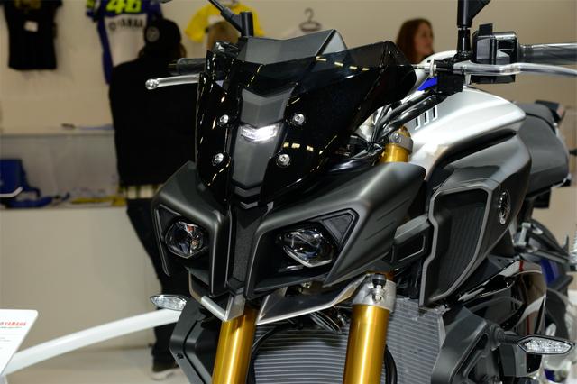画像: 昨年のEICMAで発表されたMT-10。象徴と言えるそのフロントマスクは、まさに”The King of MT”の顔つきだ。プロジェクターランプを採用。