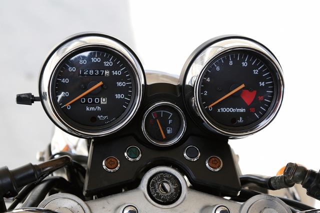 画像: オーソドックスなデザインのアナログ2連メーター。スピードメーターは180km/hスケール、タコメーターは1万6000回転スケールだ。センターに独立したアナログ燃料計が付いているのは2代目モデルのみ。