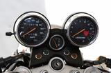画像: オーソドックスなデザインのアナログ2連メーター。スピードメーターは180km/hスケール、タコメーターは1万6000回転スケールだ。センターに独立したアナログ燃料計が付いているのは2代目モデルのみ。