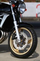画像: インナーチューブ径Φ39mmの正立フロントフォークを装備。シングル式のフロントディスクブレーキは、Φ300mmのローターとトキコ製の片押し2ポットキャリパーがチョイスされている。