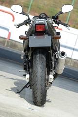 画像: GSX-R250Rの廉価版と評されるケースもあるが、それは間違い。走るステージを一般市街地に絞り込み、それに合わせてセットアップされた別のマシンだ。シンプルなノンカウルスタイルが独特な迫力を醸し出している。
