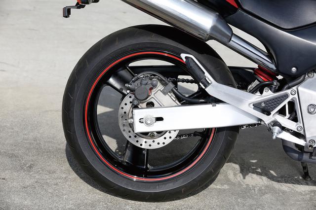 画像: 単にリアタイヤをCBR900RRと同じ極太サイズの180/55-17としただけでなく、スイングアームにはアルミ押し出し加工材を使用するなど、足回りには贅沢な造りを採用して、優れたハンドリングも実現している。