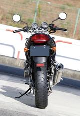 画像: スチールパイプで構成された、独特なダイヤモンドフレームを中核とするモダンなスタイリング。流麗な曲線で構成された存在感の強い造形は、基本的に兄貴分の400と共通したイメージ。一見するだけで両車を区別するのは難しいほど。
