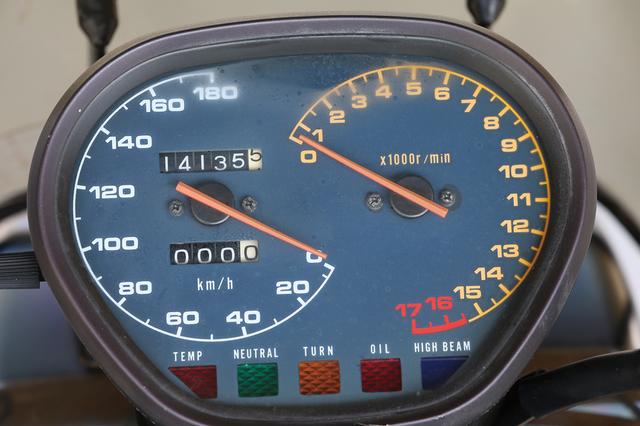 画像: 元祖1100Sカタナを忠実に再現した250カタナ。左にスピード、右にタコを配置したアナログのコンビネーションメーターもそのまま再現されている。2本の針が逆方向に動く姿はなかなか楽しい。しかし水冷4気筒マルチらしく1万7000回転まで刻まれたタコメーターが、その違いを主張している。