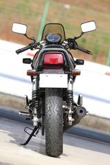 画像: スタイルを忠実に再現するために車格はやや大柄。カタナの歴史を振り返る特集で必ず出て来る、プロトタイプに装着されていた黒塗りの集合マフラーが250の証だ。写真の車両は92年に限定販売されたガンメタカラー。