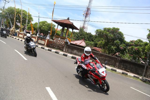 画像: スクリーン下にある物体はナンバープレート。インドネシアではバイクも前後にナンバーが付くのです。