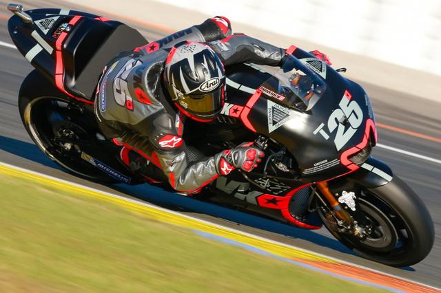 画像: いかにもテスト車らしいデザインのYZR-M1+マーベリック! 写真は2016年モデルのようです