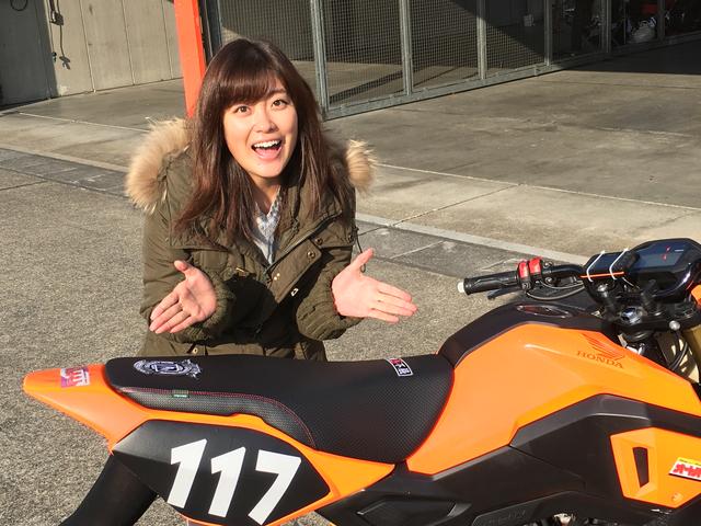 画像: エースライダーの「あいかつん」こと国友愛佳ちゃん。RIDE誌で活躍する彼女が乗る以上、RIDEワッペンは外せません。というわけで、丸直さんに特別に取り付けて貰いました!