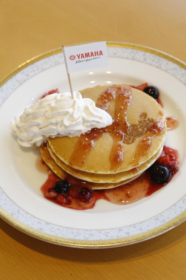 画像: 「プラザパンケーキ」(600円)はパンケーキ3枚にベリーソースと生クリームが添えられています。ヤマハフラッグにバイクの焼き印にキュンキュン!