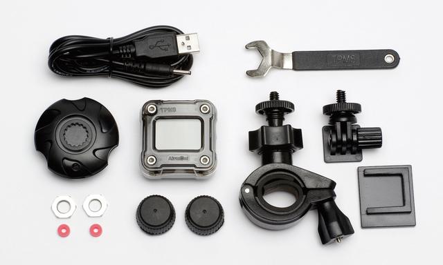 画像: キット内容はセンサーとロックナット各2個と液晶モニター、モニター充電用のUSBケーブル、装着マウント2種類、取り付け用スパナと専用工具、センサーの交換用パッキン。センサー部は電池込みで9gと軽量で、ホイールバランスを取り直す必要は感じなかったし、モニター部も45mm×45mm×22mmとコンパクトで装着場所に困らない。充電式なので配線も不要だ。