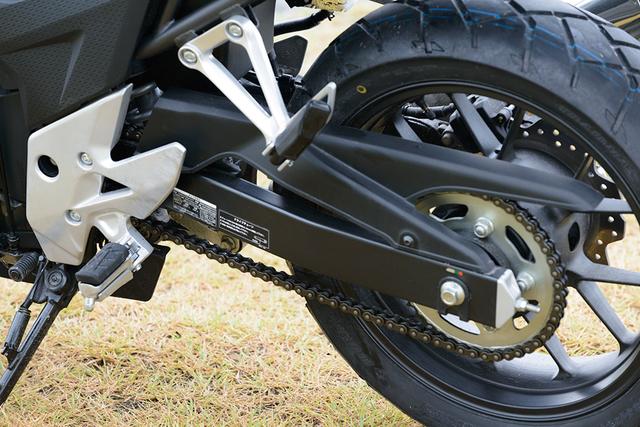 画像: リアサスペンションはCBR400RやCB400F(生産終了)に比べてホイールトラベルを短縮。代わりにダンパーのグレードを上げている。そのため乗り心地がしっとりしたものになっている。