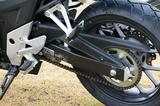 画像: リアサスペンションはCBR400RやCB400F(生産終了)に比べてホイールトラベルを短縮。代わりにダンパーのグレードを上げている。そのため乗り心地がしっとりしたものになっている。