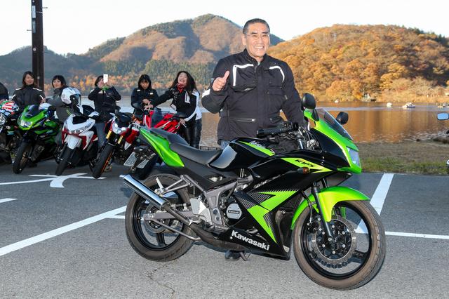 画像: イベントはMSLゼファー代表の藤木修次氏もツーリングの先導車として自らライディング! 「今は二輪業界全体が元気のない状態。昔はバイク免許を取得したら、原付→中型→大型とステップアップしていったけど、そうした流れも途絶えつつある。そんな業界の起爆剤として、ビギナーの方やリターンライダーに向けて軽軽二輪をお勧めしたい。2017年からは今以上にもっと軽軽二輪のPRと販売にチカラを入れていく」と語っていた。