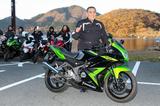 画像: イベントはMSLゼファー代表の藤木修次氏もツーリングの先導車として自らライディング! 「今は二輪業界全体が元気のない状態。昔はバイク免許を取得したら、原付→中型→大型とステップアップしていったけど、そうした流れも途絶えつつある。そんな業界の起爆剤として、ビギナーの方やリターンライダーに向けて軽軽二輪をお勧めしたい。2017年からは今以上にもっと軽軽二輪のPRと販売にチカラを入れていく」と語っていた。