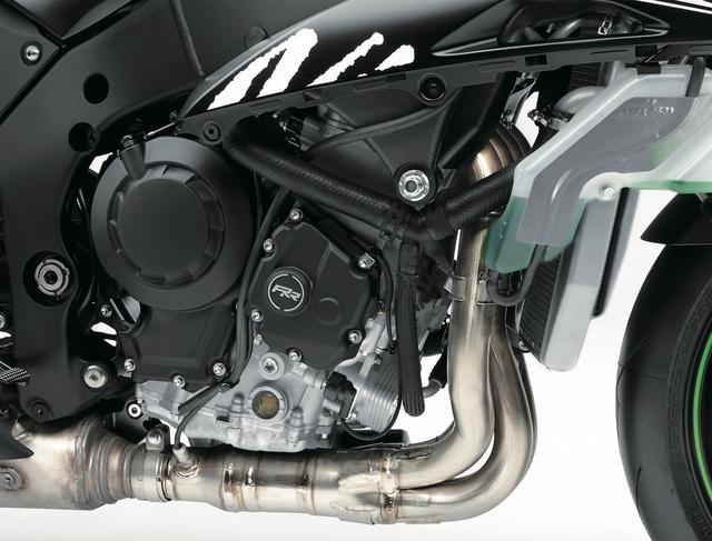 画像: 今年もスーパーバイク世界選手権でチャンピオンを争っているKRTが走らせている、ワークスZXー10Rレーサーで得たノウハウをフィードバック。パワースペックはノーマルと同じだが、ヘッドやクランクケースには専用の加工が施されている。