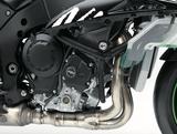 画像: 今年もスーパーバイク世界選手権でチャンピオンを争っているKRTが走らせている、ワークスZXー10Rレーサーで得たノウハウをフィードバック。パワースペックはノーマルと同じだが、ヘッドやクランクケースには専用の加工が施されている。