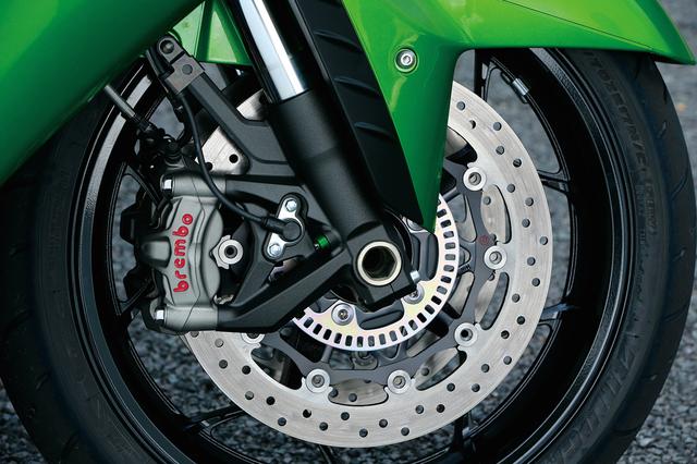 画像: ハイグレードのブレーキシステムはブレンボ製。M50モノブロックキャリパーと組み合わされるディスクは、STDより0.5㎜厚いステンレス製。