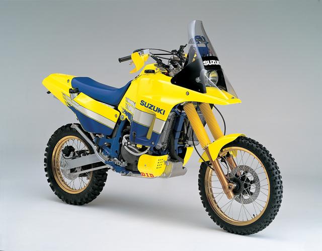 画像: 1988年発売の「DR750S」から始まったスズキのアドベンチャーモデルよりヒントを得たデザインを採用している。クチバシの元祖はスズキだ。