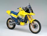 画像: 1988年発売の「DR750S」から始まったスズキのアドベンチャーモデルよりヒントを得たデザインを採用している。クチバシの元祖はスズキだ。