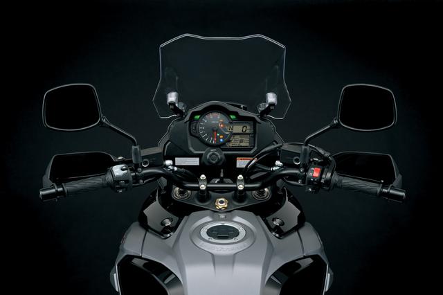 画像: 新型Vストローム1000/XTはナックルカバーが標準装備となり、高さを角度の調整が可能な可変ウインドスクリーンが現行モデルと比べて49mm高くなった。