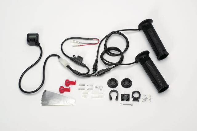 画像: 液晶モニター左側に温度レベル、右側に電圧を表示。その下のメインスイッチは大きめで、グリップ近くに設置しておけば走行中でも操作できる。付属のハンドルバー用取り付け台座は回転式で、ベストな角度に固定できる。装着作業は難しくないが、イグニッション連動の電源を取る必要がある。