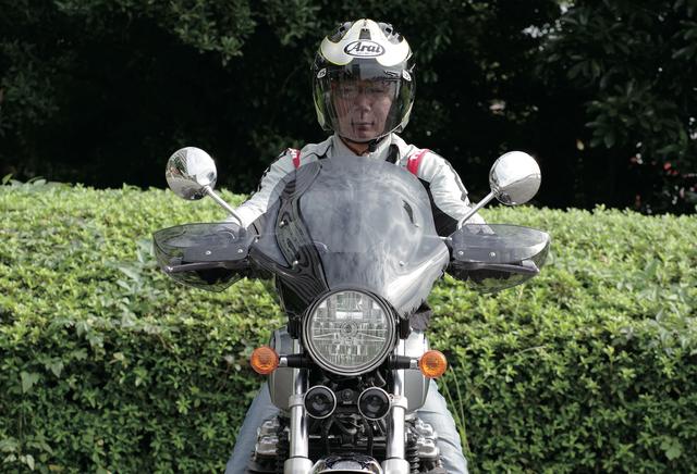 画像: スクリーン上端部がライダーの視界を遮らず、ヘルメット上部には風が当たる。