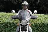 画像: スクリーン上端部がライダーの視界を遮らず、ヘルメット上部には風が当たる。