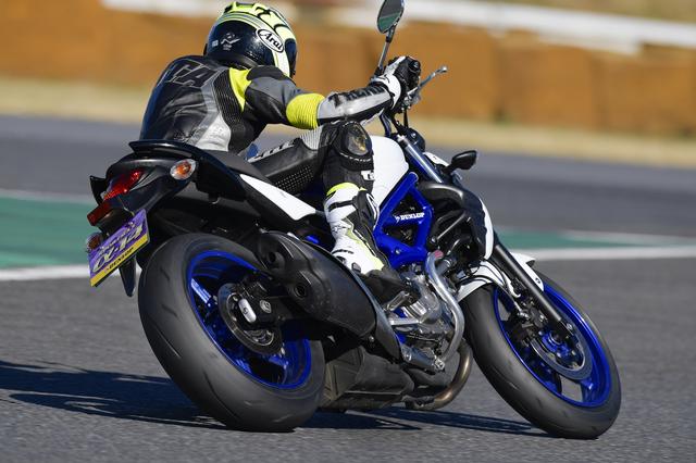 画像: 試乗会場の筑波サーキットには、同じモデルが2台ずつ用意され、それぞれ「a-13」と「a-14」が装着された。