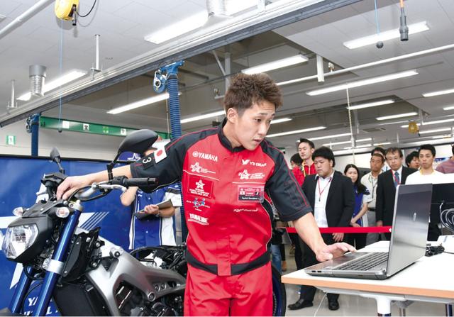 画像: 大会での模様。MT 09の不具合を、ヤマハ独自の診断機YDT(ヤマハ・ダイアグノースティック・ツール)を使って診断、修理する。導入間もない次世代サービスツールを、鮫島さんはアッという間に使いこなした。この項目は持ち時間半分で終了!