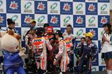 画像: レースの表彰式にも参加したマルケス選手とペドロサ選手。表彰台に立ったキッズライダーに、サインのサービスも。