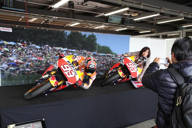 画像: MotoGPライダー、M・マルケス選手のフォームを真似してみよう! のコーナーも設けられていた。