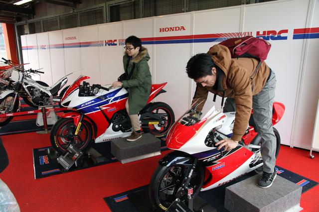 画像: レーシングマシンのNSF250Rや、CBR250R(レースベース車)は、またがれる状態で展示。