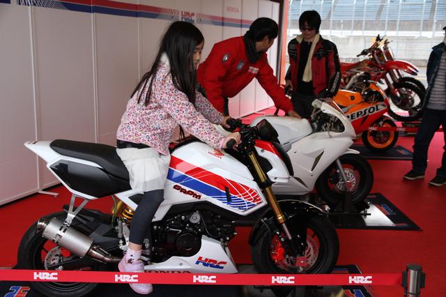 画像: グロム(レースベース車)やNSF100には、大人から子どもまで、多くの来場者がまたがっていた。