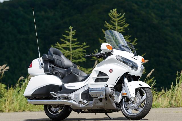 画像: 1832㏄水平対向6気筒エンジンを搭載した、ホンダの誇るクルーザーモデルの最高峰。"キング・オブ・モーターサイクル"と称される圧倒的な存在感と快適性で、メイン市場のアメリカでも大きな支持を獲得している。
